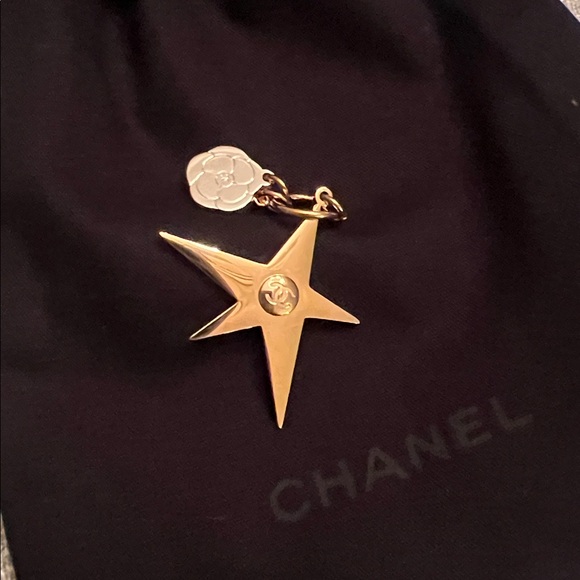 CHANEL Gold Star & small Camellia key Charm with black drawstring pouch. - Picture 2 of 9